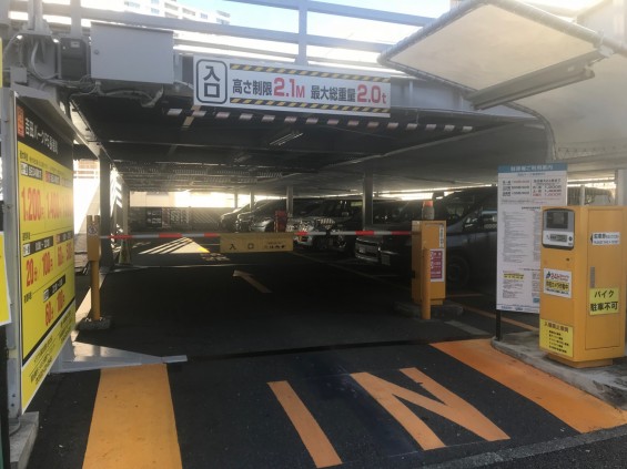 駐車場入口 b3596eeda7dde840455e68d2c23e7fbc